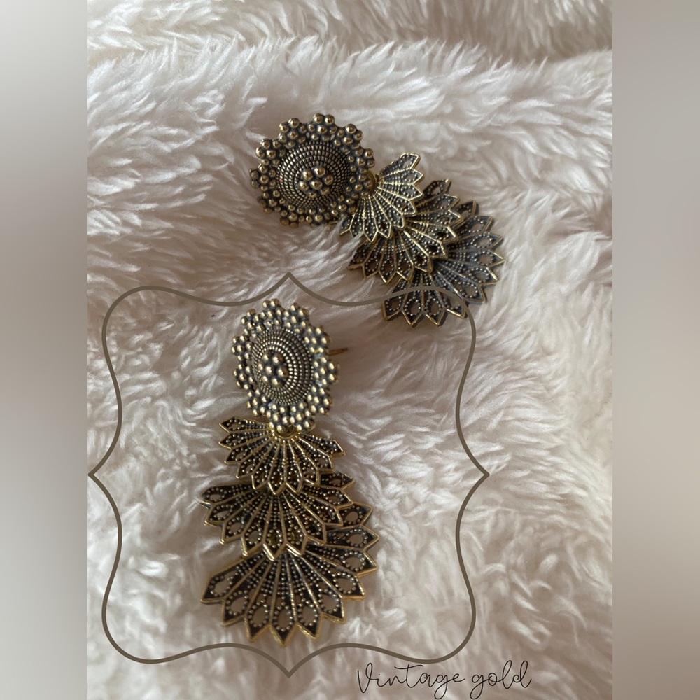 Gold toned earrings - Picture 1 of 7